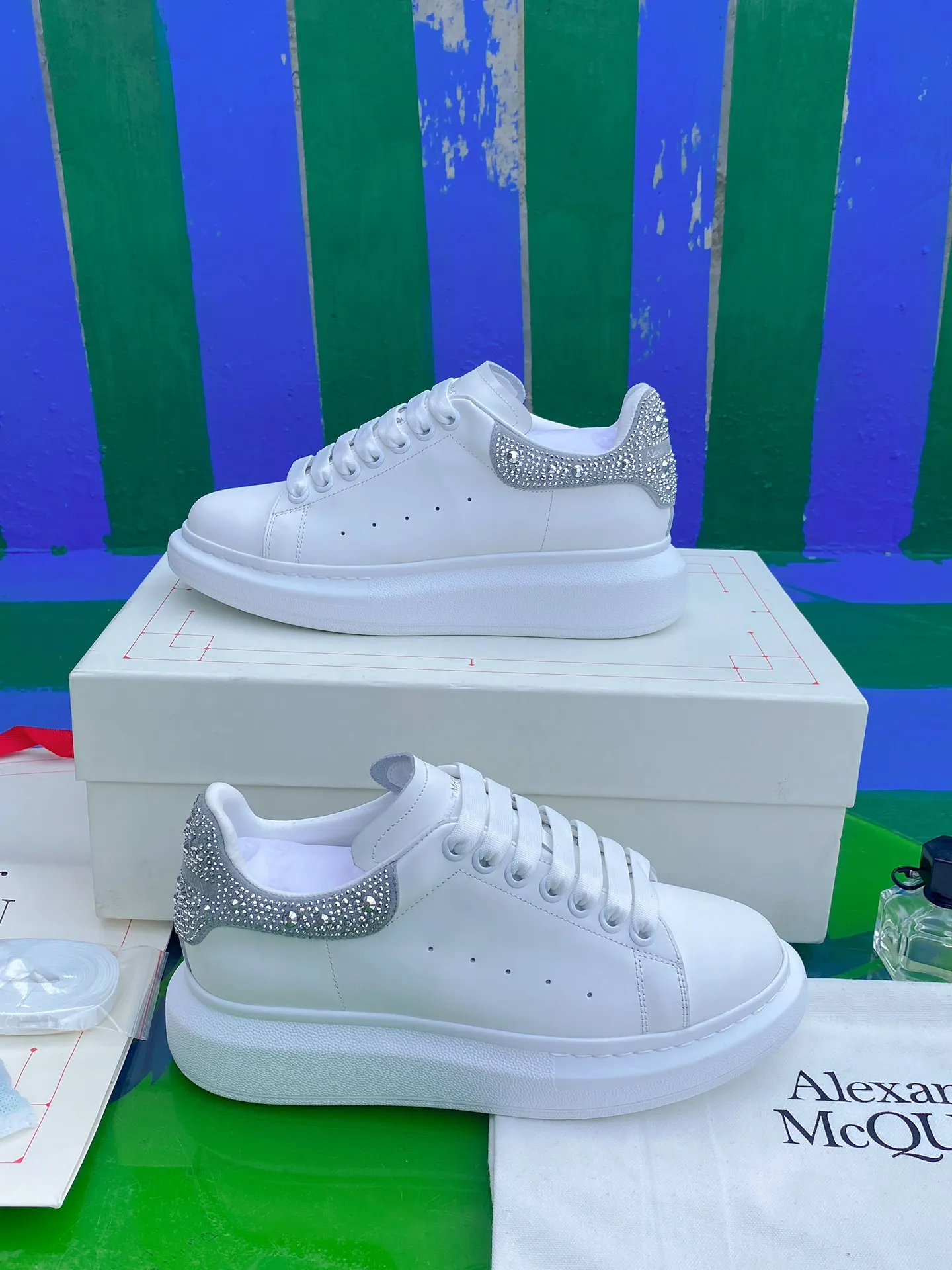 👟👟Ex-factory price 600👟👟 Men's size +10 New model drill tail Women's size 35-40. Male 39-45. The factory has been making goods for a long time. McQueen💥High-quality top version💥📢📢Alexander mcqueen/Classic star popular all-match white shoes have been upgraded, a new generation of last type🌹 last type has been polished hard for a year, and the overall last shape and head shape are 100% consistent with the original (you can go to the counter to compare with the original version for verification) The first 30-year-old senior master made it based on the original version and based on the Asian foot shape 1⃣️:1⃣️. During the foot comfort adjustment period, more than a dozen ladies with different foot types tried it on and repeatedly polished it until it was comfortable for all foot types before finally finalizing the last mold. Basically all colors are made, and the commonly sold colors are in stock, and others are constantly updated... Fabric: Customized original silk top-layer cowhide fabric/roller coating process Inner lining: cowhide lining made of imported leather embryos, mixed sheepskin lining. Feet: imported highly elastic PU foam rebound + cowhide, which is molded in the same way as the original version. It is injection molded without brushing glue. Outsole: exclusive molding of the original version, resistant to yellowing technology (please note that the length and latitude of the outsole of the new version and the new label are different from the old version. Everyone needs to distinguish them, including the head shape)